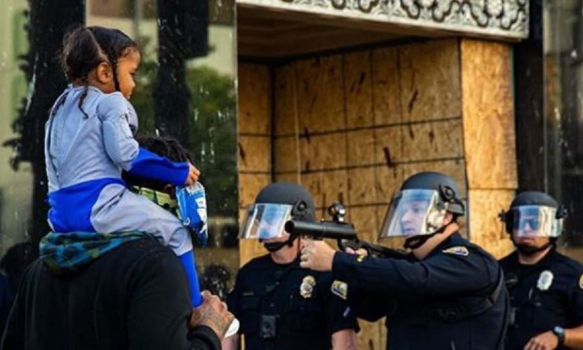 Τζορτζ Φλόιντ – ΗΠΑ: Αστυνομικός σημαδεύει με όπλο μικρό κοριτσάκι! (pic)