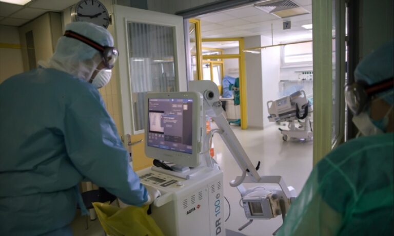 Κορονοϊός – Ελλάδα: Διασωληνωμένοι σε ΜΕΘ μητέρα και γιος στη Θεσσαλονίκη