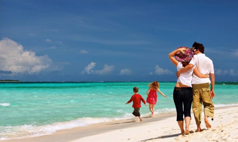 ΟΠΕΚΑ: Κοινωνικός τουρισμός – Voucher 30 ευρώ την ημέρα για διακοπές