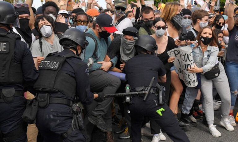 Σάλος στο Λος Άντζελες: Αστυνομικοί τραυμάτισαν άστεγο στο κεφάλι με πλαστικές σφαίρες