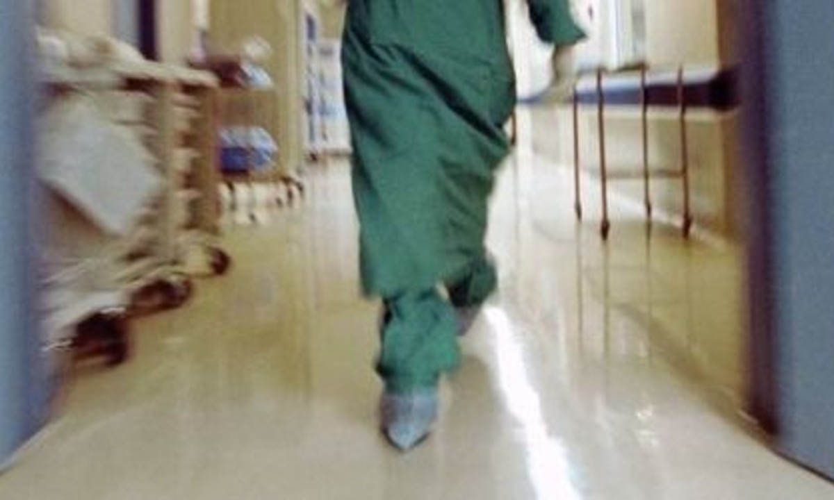Γιατρός «μαϊμού»: Απίστευτο το που εξέταζε τους ασθενείς του – Πήρε 22.000 χέρι με χέρι (vid)