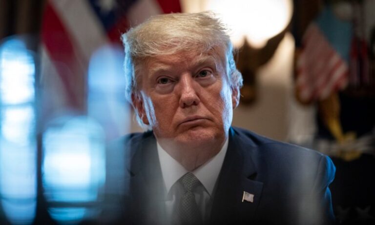 Τραμπ: «Απαγορεύονται τα κεφαλοκλειδώματα εκτός αν η ζωή αστυνομικού κινδυνεύει»