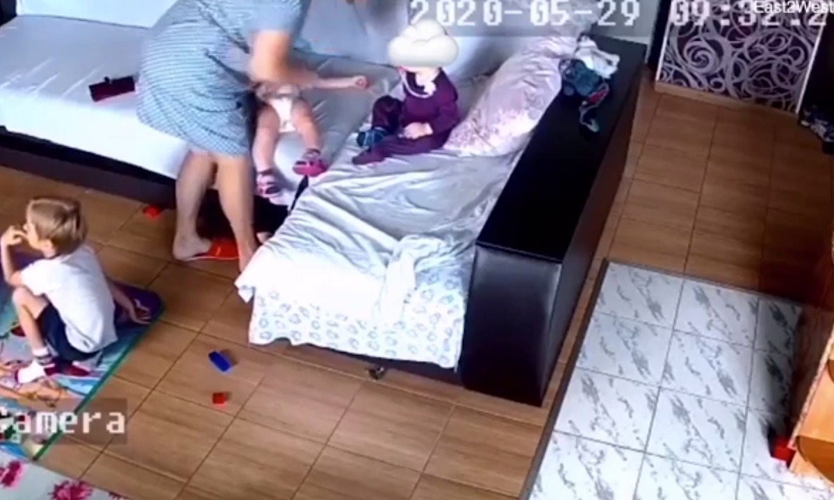 Σοκαριστικό βίντεο με νηπιαγωγό να πνίγει μωράκι με μαξιλάρι σε παιδικό σταθμό