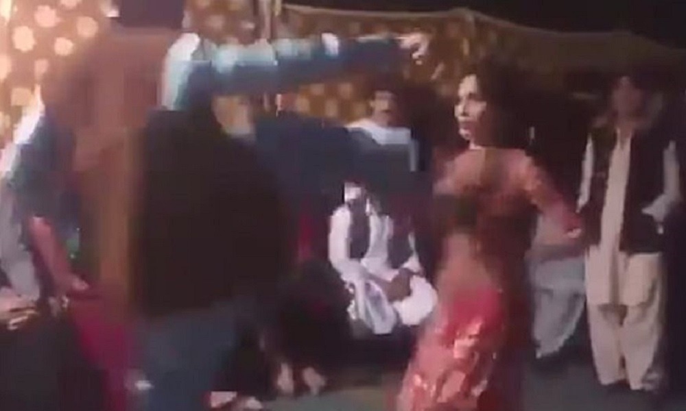Πακιστανός κλώτσησε γυναίκα επειδή χόρευε προκλητικά (vid)