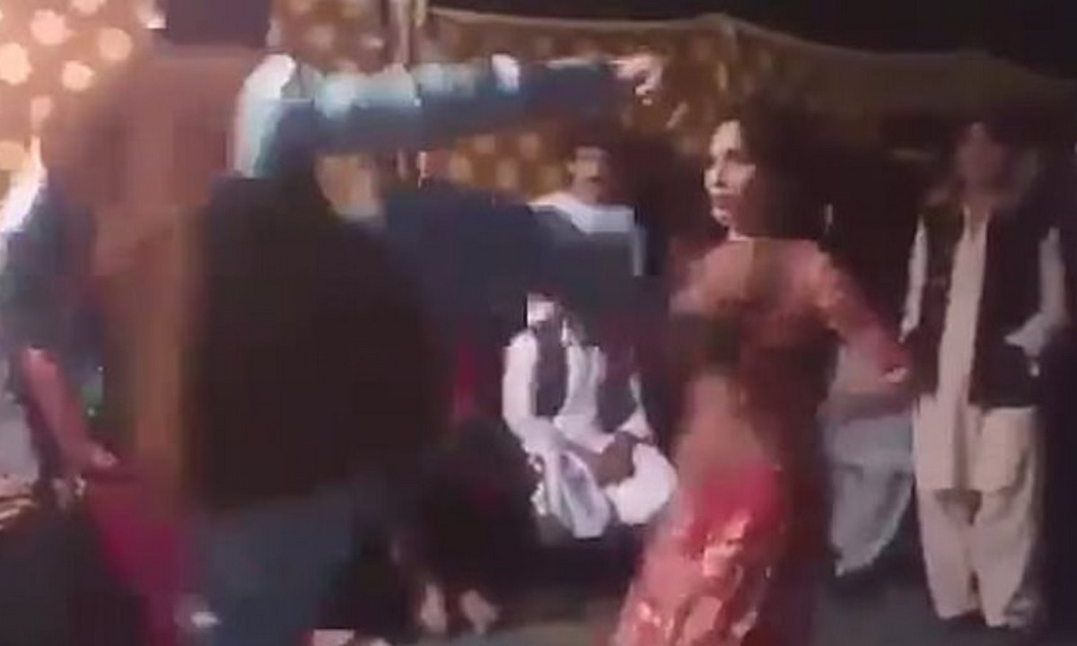 Απίστευτο βίντεο: Πακιστανός «εκτόξευσε» με κλωτσιά γυναίκα επειδή χόρευε!