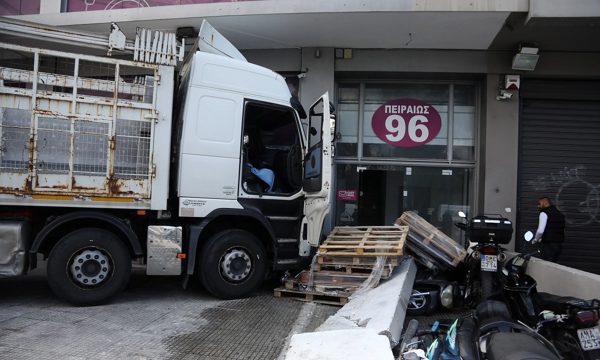 Πειραιώς – Βίντεο ντοκουμέντο: Η στιγμή που το φορτηγό «μπουκάρει» στο κατάστημα
