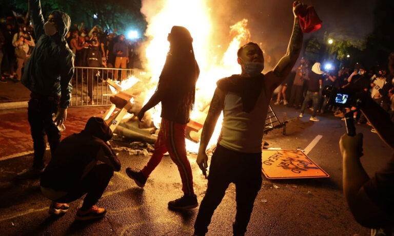 Δολοφονία Φλόιντ: Χάος και νεκροί στις ΗΠΑ – Απειλεί με στρατό ο Τραμπ