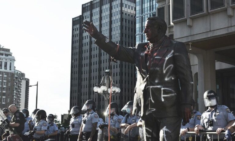 Φιλαντέλφια: Αφαίρεσαν το άγαλμα του Frank Rizzo, πρώην αρχηγού αστυνομίας και ρατσιστή δημάρχου