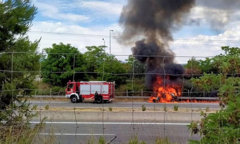 Σχηματάρι: Αυτοκίνητο τυλίχθηκε στις φλόγες (pics)