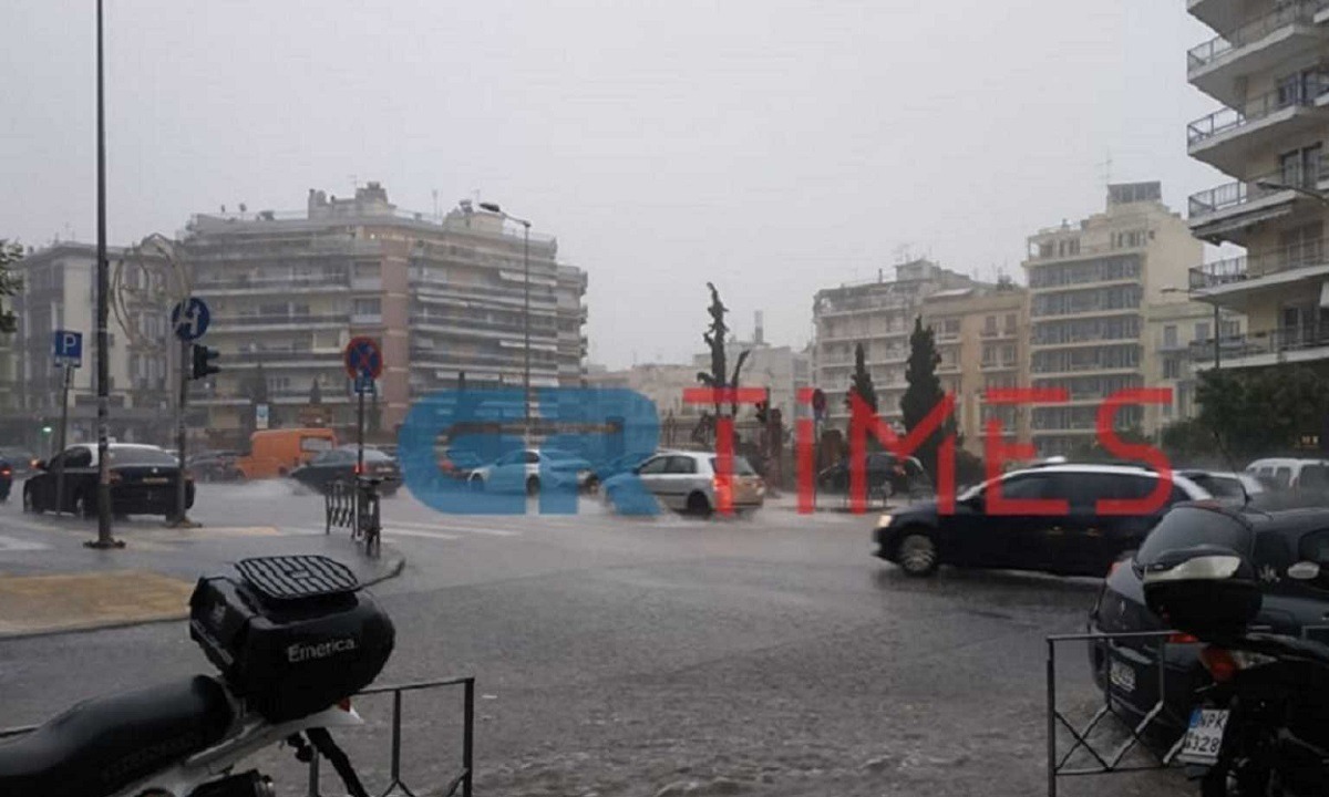Θεσσαλονίκη: Έντονη καταιγίδα με κεραυνούς – Πλημμύρισαν δρόμοι και υπόγεια (vid)