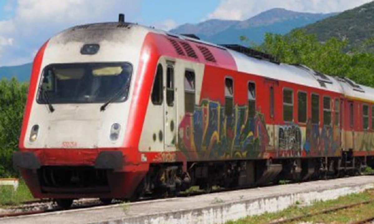 Σοκ: Τρένο του Προαστιακού παρέσυρε και σκότωσε παιδί – Αντίποινα από ομάδα Ρομά (vid)