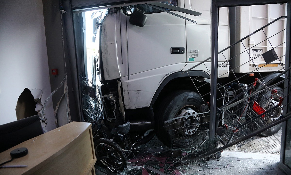 Τραγωδία στην Πειραιώς: Φορτηγό έπεσε σε κατάστημα – Νεκρός ο οδηγός