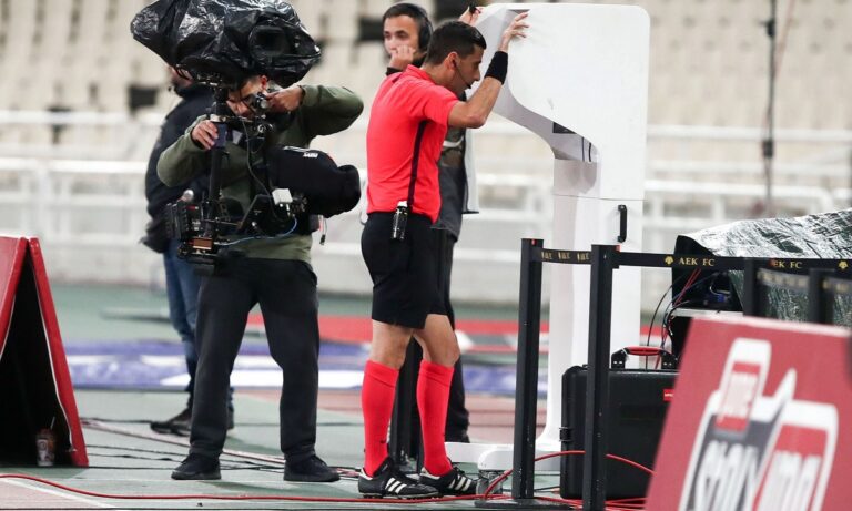 Super League 1: Επανεκκίνηση με γραμμή offside στο VAR