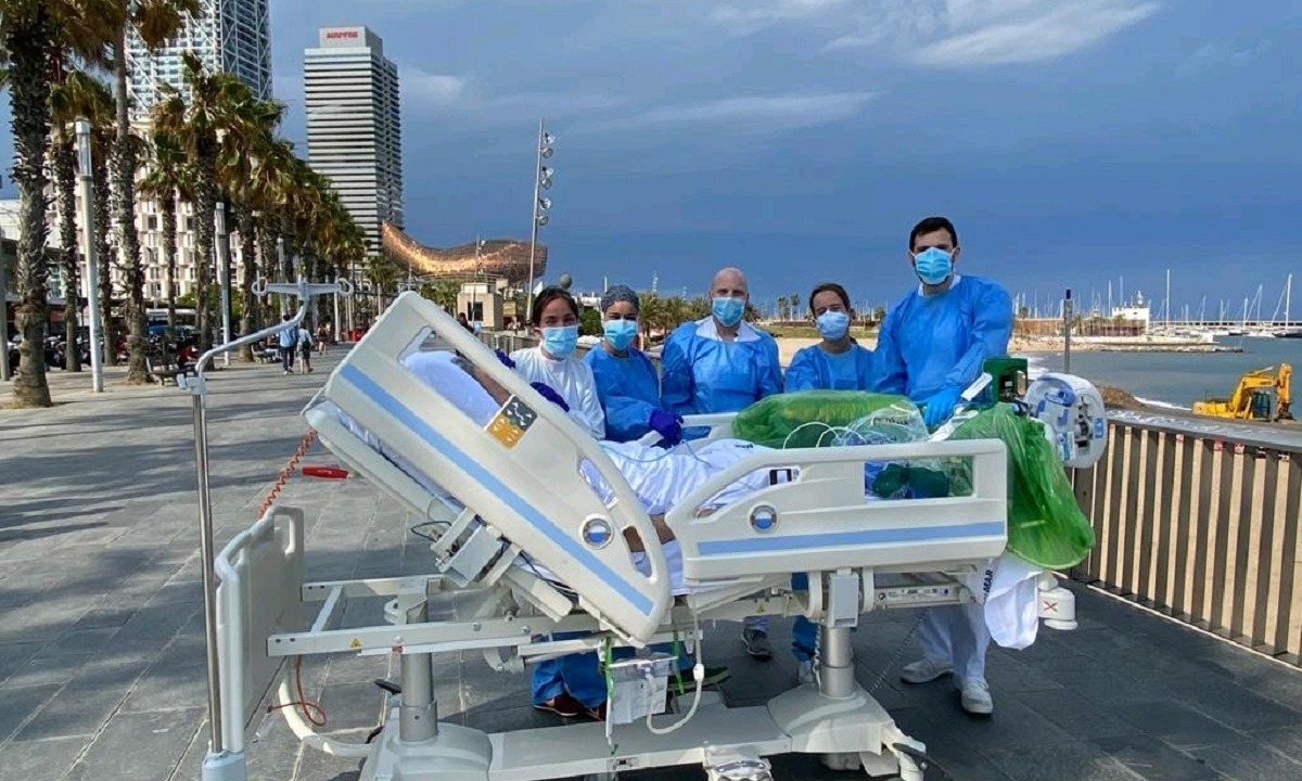 Βαρκελώνη: Νοσηλευτές πηγαίνουν βόλτα στη θάλασσα ασθενείς με κορονοϊό