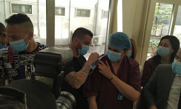 Βιεϊρίνια: Υπέγραψε αυτόγραφο σε μάσκα νοσηλεύτριας!