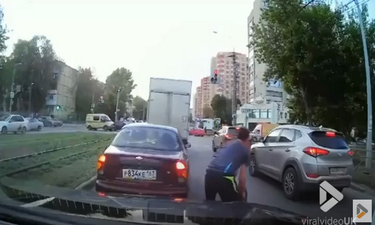 ΑΝΤΑΝΑΚΛΑΣΤΙΚΑ: Οδηγός αρπάζει στον αέρα ρόδα που θα χτύπαγε το όχημά του! (vid)