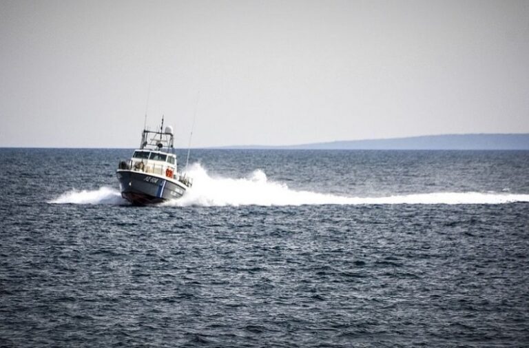 Κορινθία: Συναγερμός στο Λιμενικό – Βούλιαξε σκάφος με 7 επιβαίνοντες