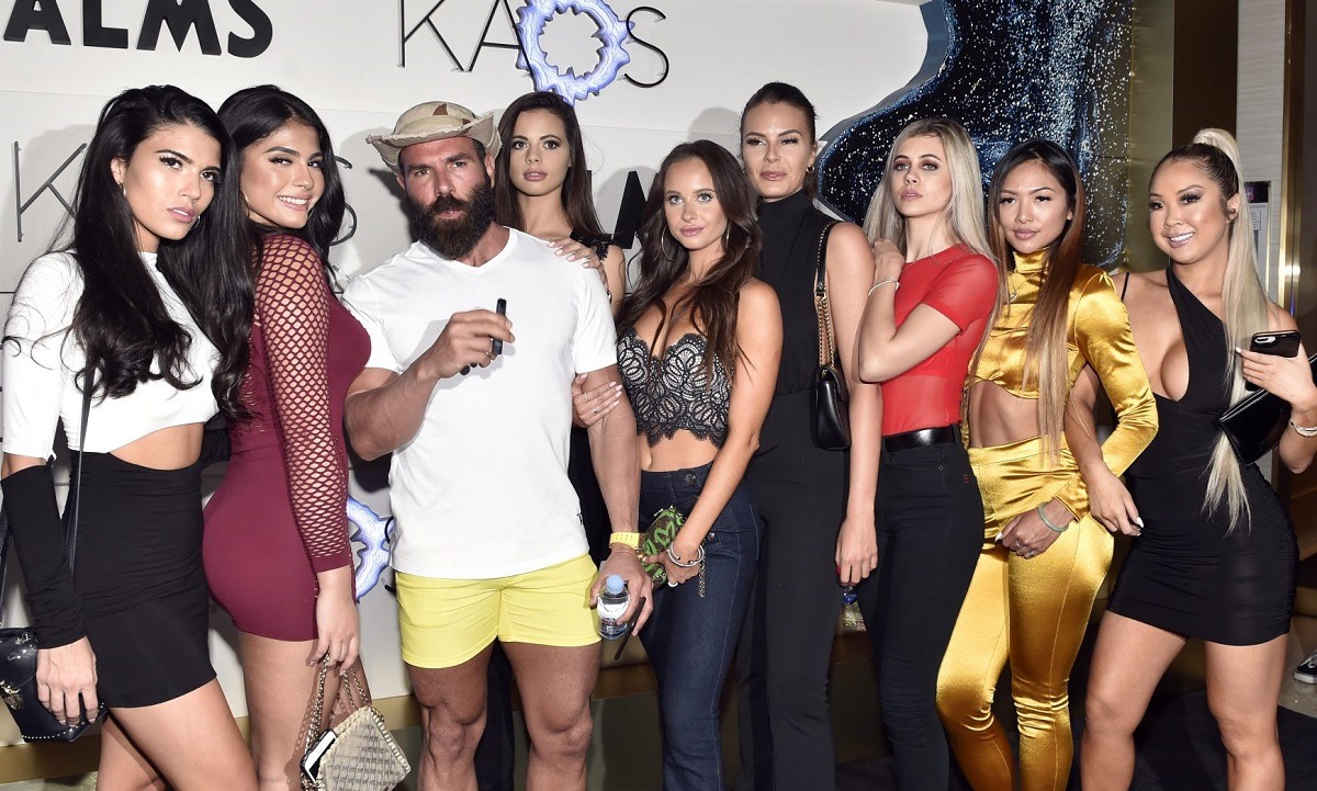 Νταν Μπιλζέριαν: Ο «Βασιλιάς του Instagram» πήρε τα κορίτσια του και ήρθε στην Ελλάδα
