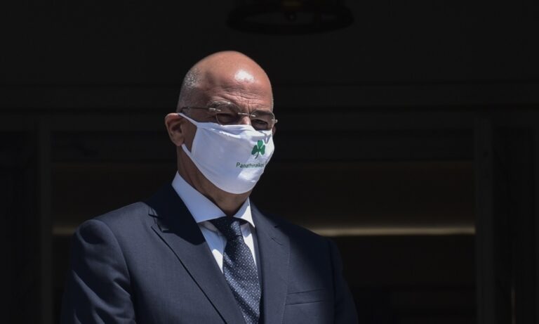 Δένδιας: Με μάσκα του Παναθηναϊκού υποδέχθηκε την Ισπανίδα ΥΠΕΞ
