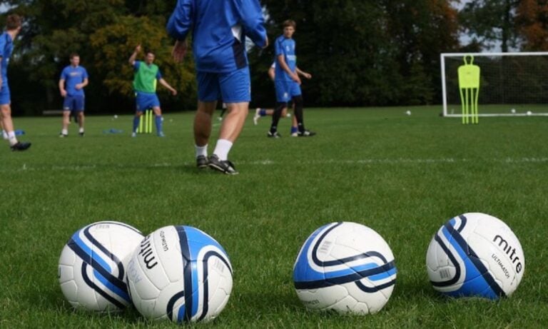 Football League: Ο κόουτς παραιτήθηκε, αλλά το αφεντικό τον κράτησε και τον πιστεύει