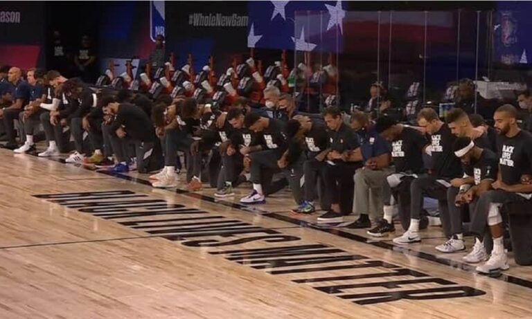NBA: Παίκτες και προπονητές γονάτισαν στον εθνικό Ύμνο (vid)