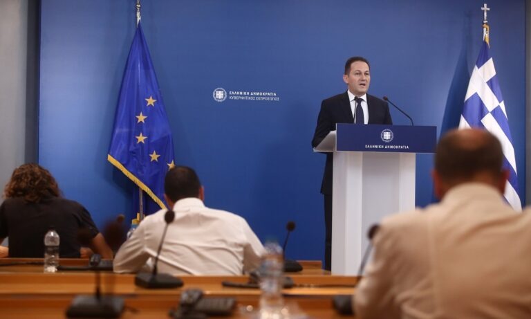 Πέτσας για τους οπαδούς έξω από το «Καραϊσκάκης»: «Είναι η εικόνα που δε θέλουμε να βλέπουμε» (vid)