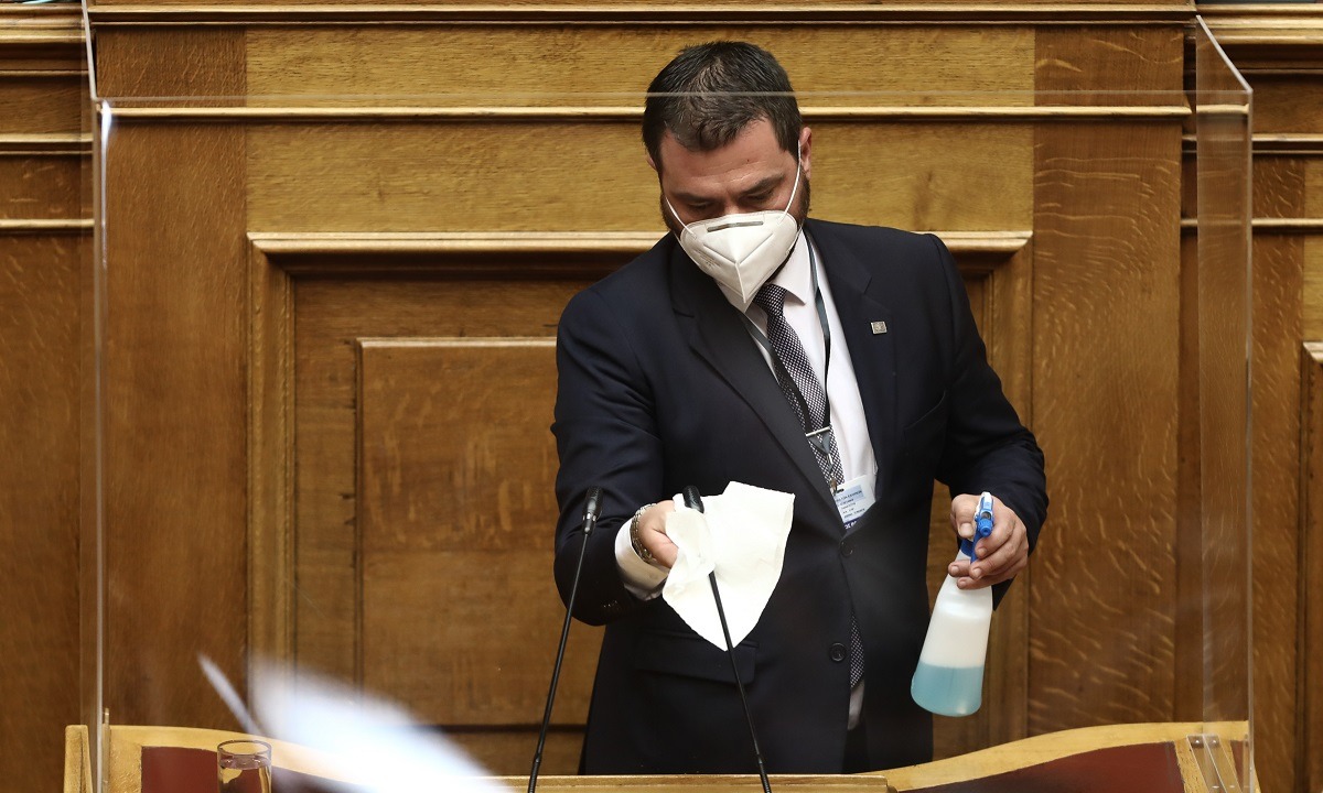 Κορονοϊός - Βουλή: Υποχρεωτική η χρήση μάσκας με... αστερίσκο (vid)