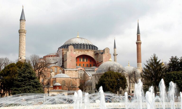 Αγία Σοφία: Οι Τούρκοι ξήλωσαν την ταμπέλα (vid)