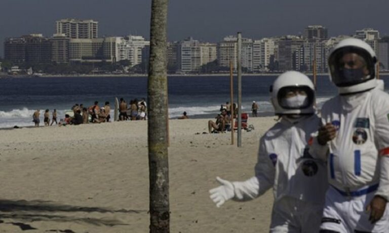 Κορονοϊός: Ζευγάρι έκανε βόλτα σε παραλία φορώντας στολές αστροναυτών!