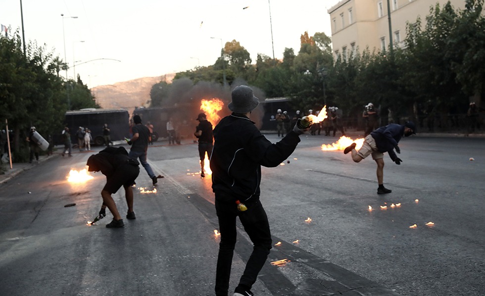 Σύνταγμα: Χημικά και μολότοφ στη διαδήλωση για το νομοσχέδιο (pics+vid)