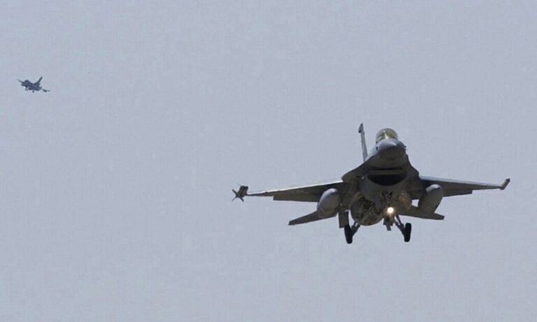 Καστελόριζο: Ανατριχίλα – Οι «αετοί» των ελληνικών F-16 πάνω από το νησί (vid)