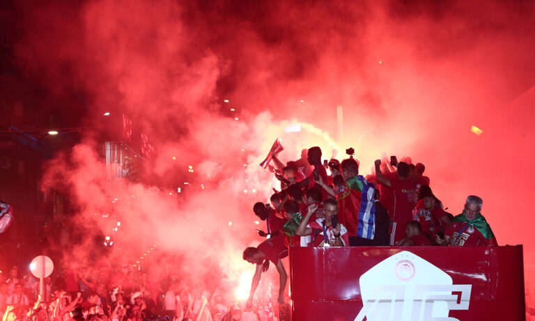 Ολυμπιακός: Φιέστα σε ανοιχτό πούλμαν! (pics+vid)