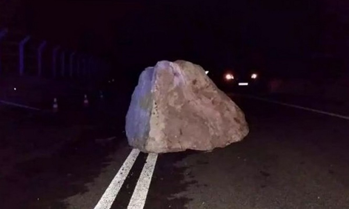 Φθιώτιδα-Απίστευτο: Βράχος προσγειώθηκε στη μέση του δρόμου!