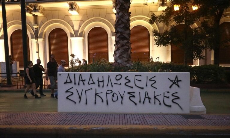 Μεγάλος Περίπατος: Διαδηλωτές ξήλωσαν ζαρντινιέρα