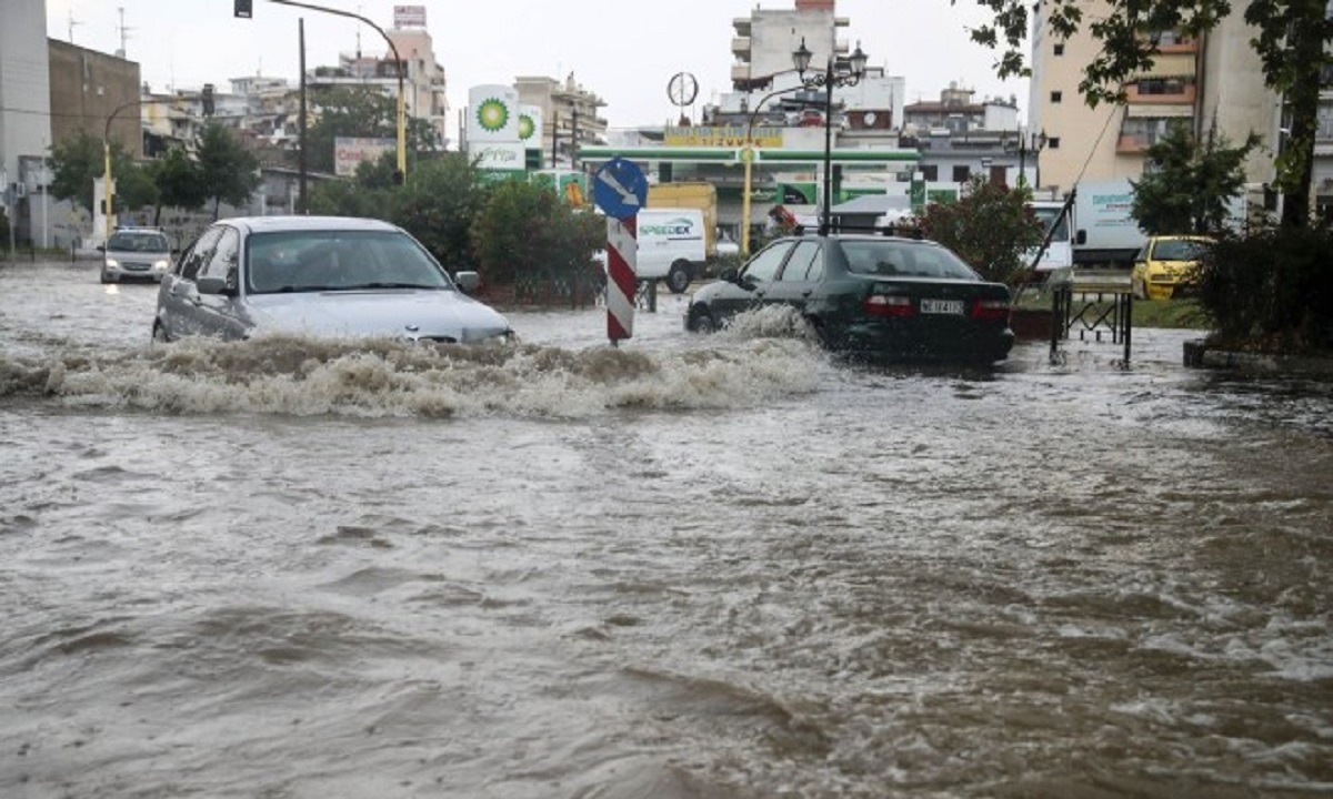 Καιρός: Πλημμύρες σε πολλές περιοχές από τις ισχυρές καταιγίδες! (vids)
