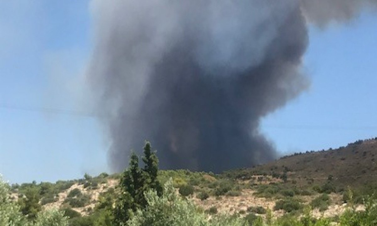 Φωτιά στο Λαύριο: Από δοκιμαστικές βολές στην ΕΒΟ ξέσπασε η πυρκαγιά, λέει ο δήμαρχος