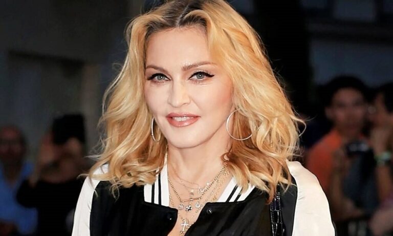 Topless μπροστά στον καθρέφτη της η Μαντόνα (pic)