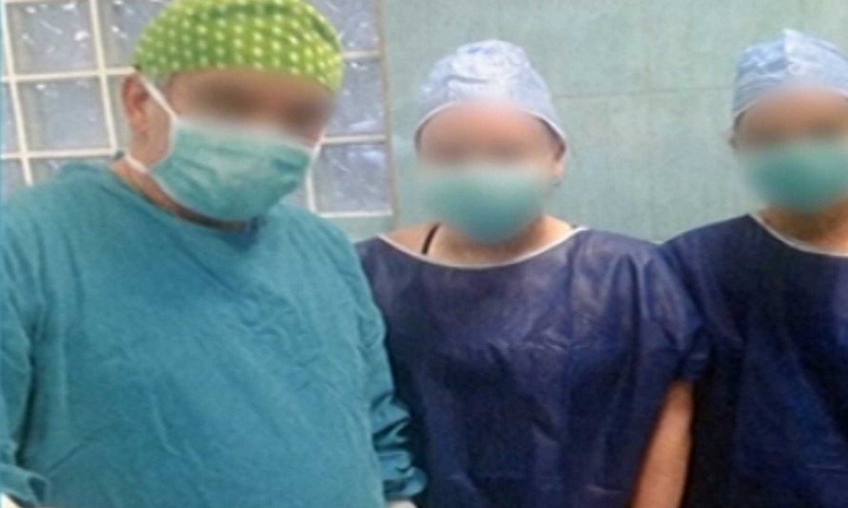 Ψευτογιατρός-Σοκάρει νέο ντοκουμέντο: Πόζαρε «ντυμένος» χειρουργός με… νυστέρι