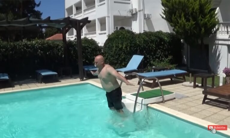 Το… τερμάτισε ο Ραπτόπουλος: Κολύμπησε σε πισίνα υπό τους ήχους του Baywatch! (vid)