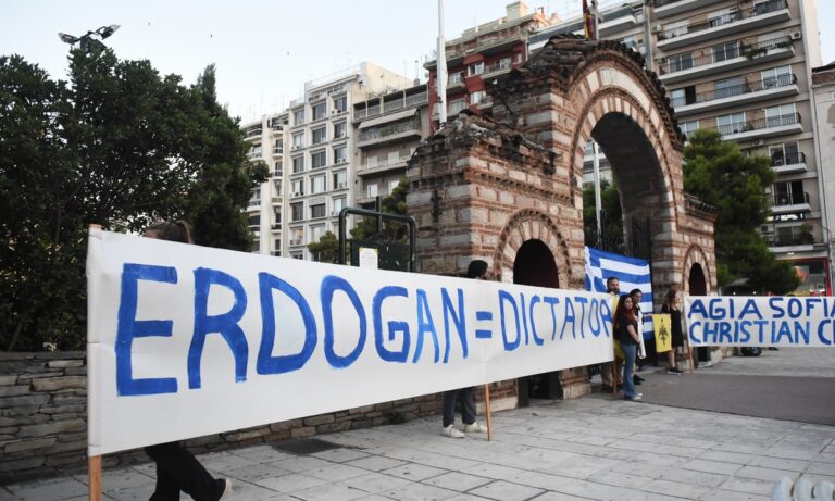 Θεσσαλονίκη: Με ελληνικές σημαίες για το ζήτημα της Αγίας Σοφίας (pics)