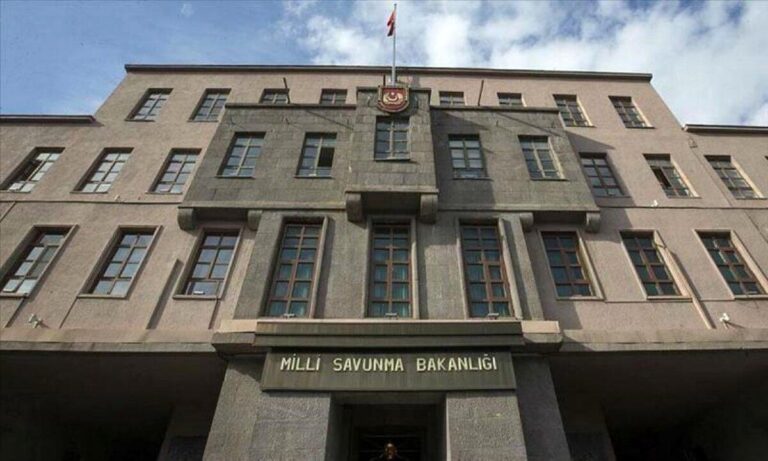 Τουρκικό υπουργείο Άμυνας: «Τα βρώμικα χέρια που πιάνουν την ένδοξη σημαία μας, θα τα σπάσουμε!»