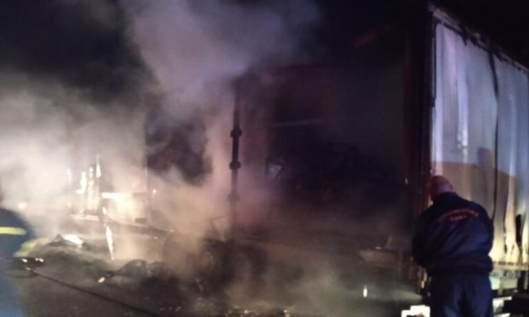 Φωτιά τώρα σε νταλίκα στην Αθηνών-Κορίνθου – Έκλεισε η Εθνική οδός