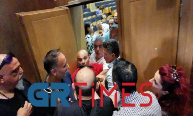 Θεσσαλονίκη: Χαμός στο δημοτικό συμβούλιο Καλαμαριάς – Πιάστηκαν στα χέρια (vids)