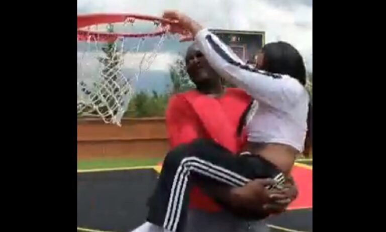 Συγκινητική στιγμή με τον Ντομινίκ Ουίλκινς και την άρρωστη κορούλα του (vid)