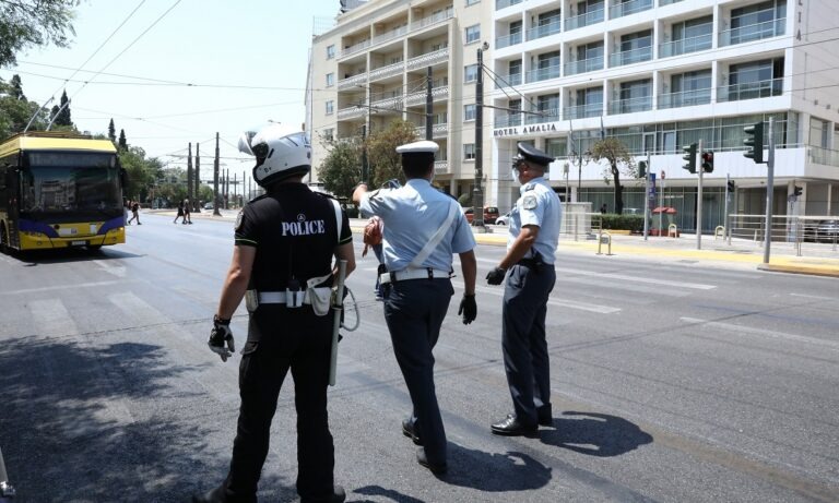 Κορονοϊός-Ελλάδα: Ποια μέτρα εξετάζονται για τον Δεκαπενταύγουστο