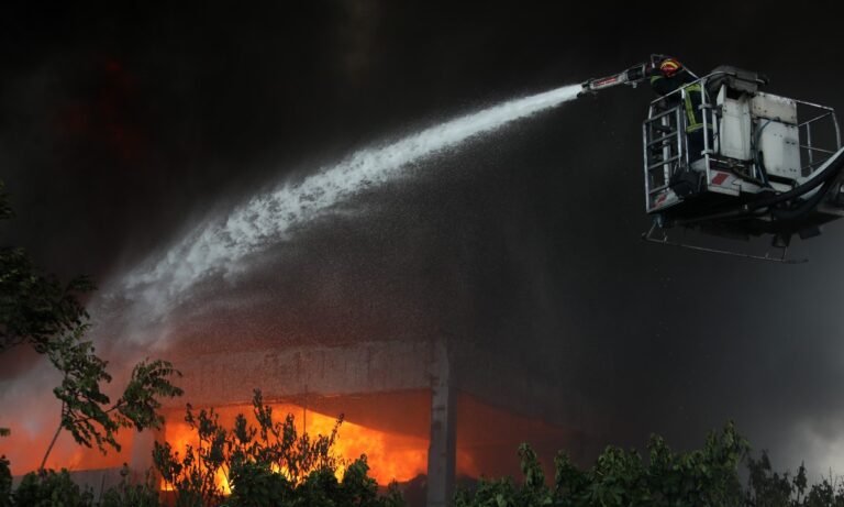 Φωτιά στη Μεταμόρφωση: Άκρως τοξικός ο καπνός – Αυτά πρέπει να κάνουν οι πολίτες (vid)
