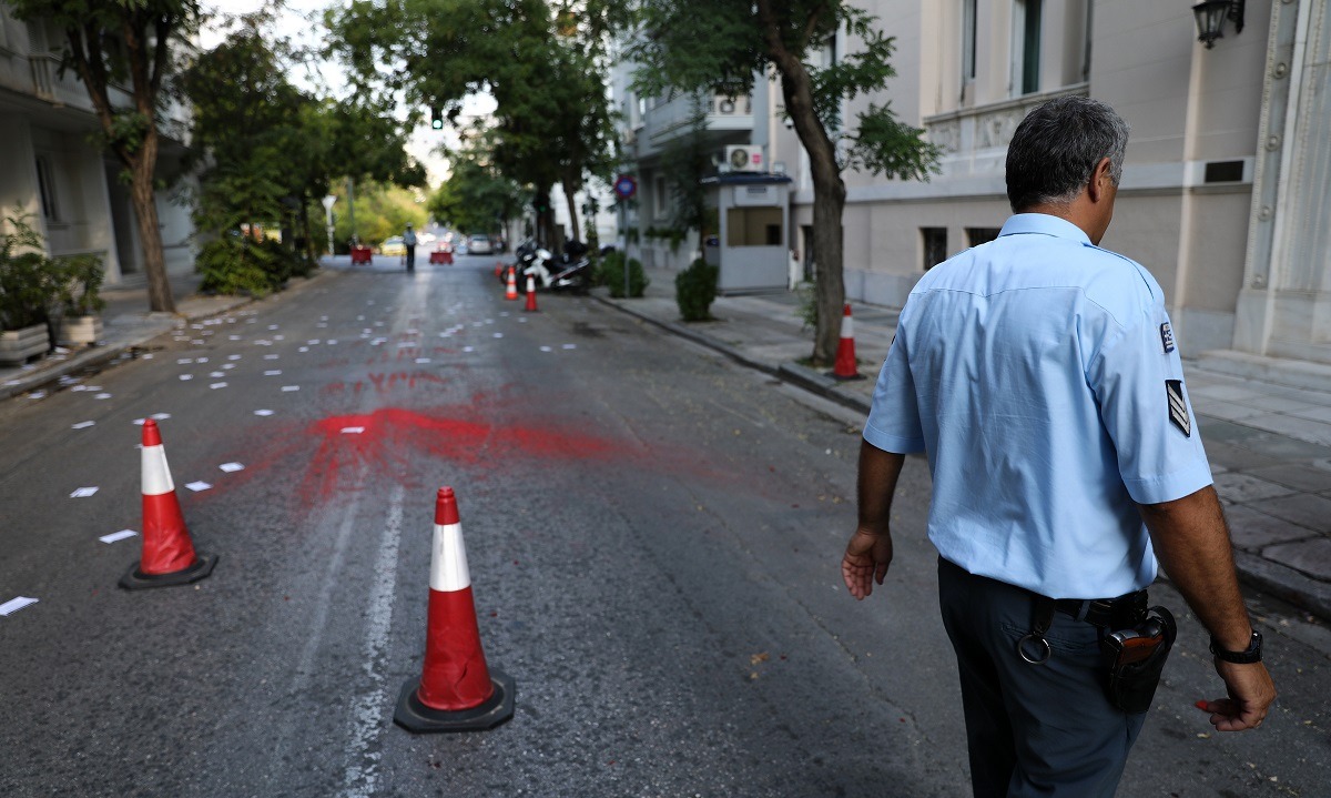 Επίθεση στην πρεσβεία της Τουρκίας στην Αθήνα: Πέταξαν μπογιές και τρικάκια (pics)