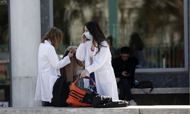 Κορονοϊός: Κατέληξε μία 87χρονη -Στα 245 τα θύματα (vid)