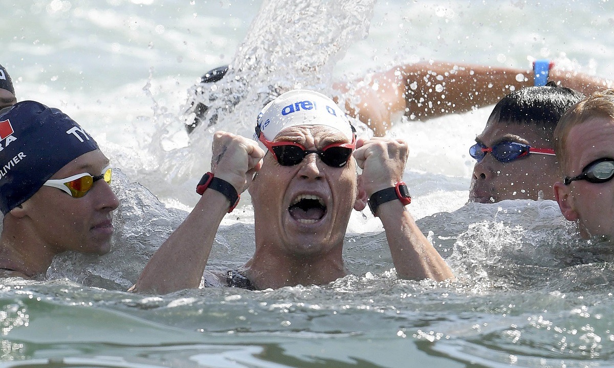 O Σπύρος Γιαννιώτης γράφει τη δική του ιστορία κολυμπώντας (vids)