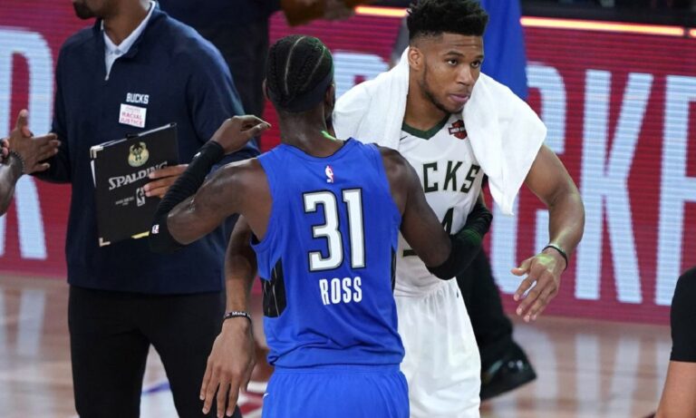 Ο Γιάννης Αντετοκούνμπο έσπασε ένα ρεκόρ που κρατούσε 52 χρόνια! (vids)